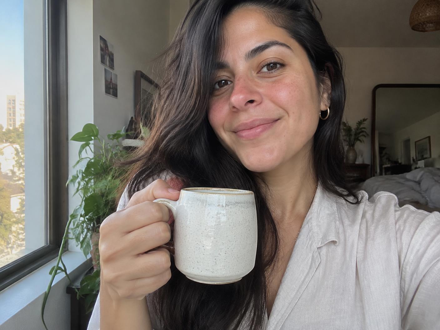 Mujer segura y radiante disfrutando una mañana en casa